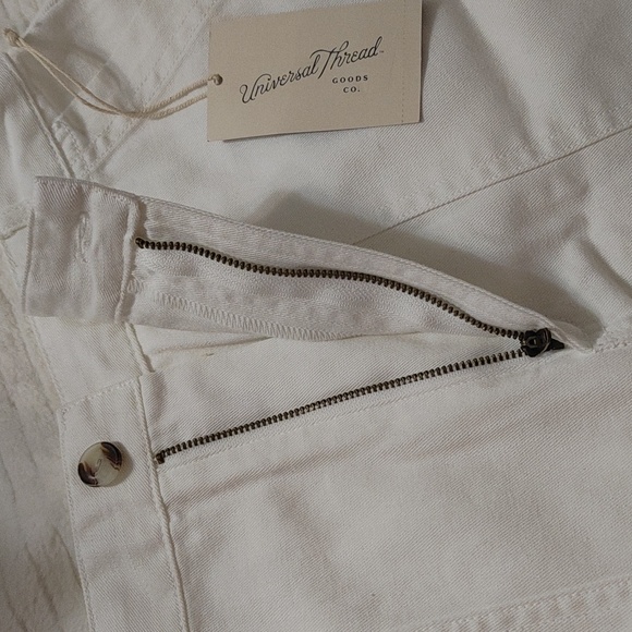 Universal tread four large large pockets white shorts size 8 NWT. - Picture 6 of 7